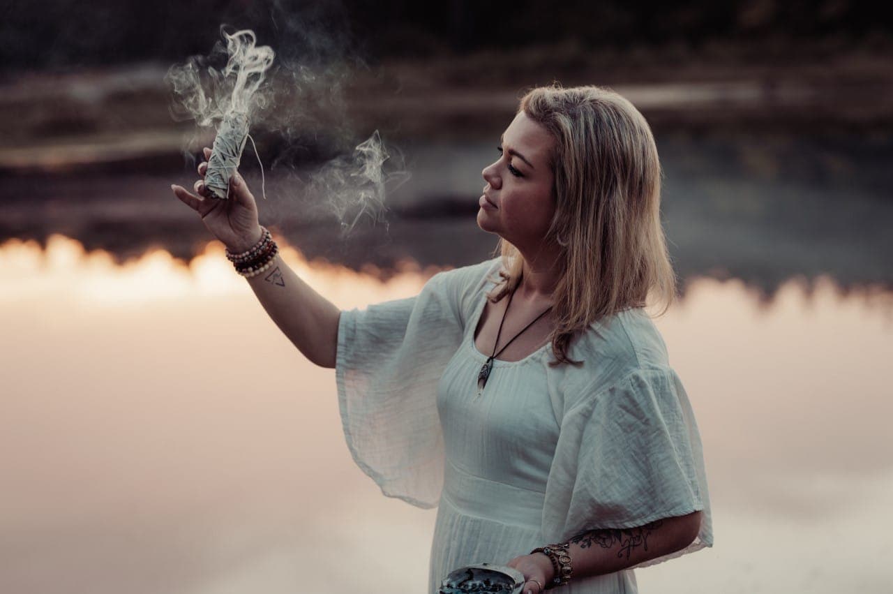 Fanny tijdens een live verkoop van kristallen