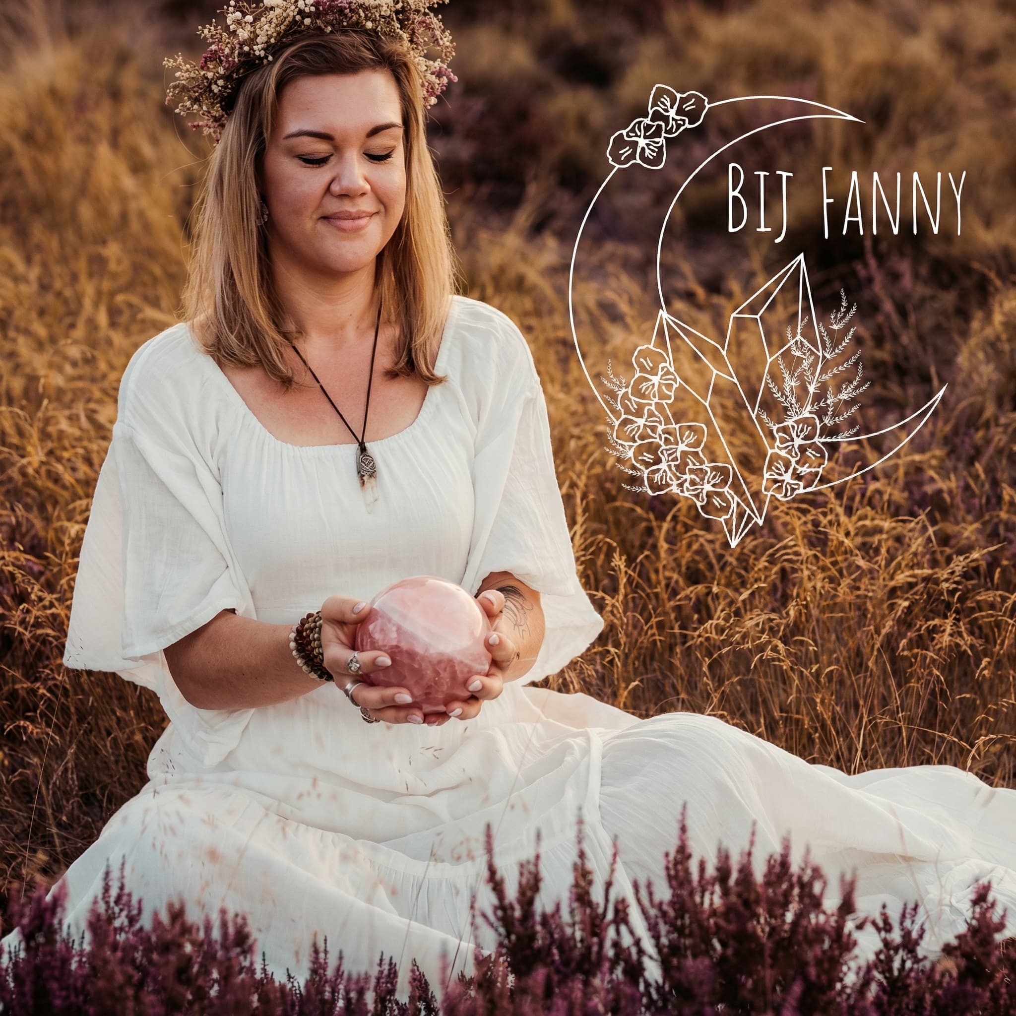 Fanny met Bij Fanny logo in de natuur