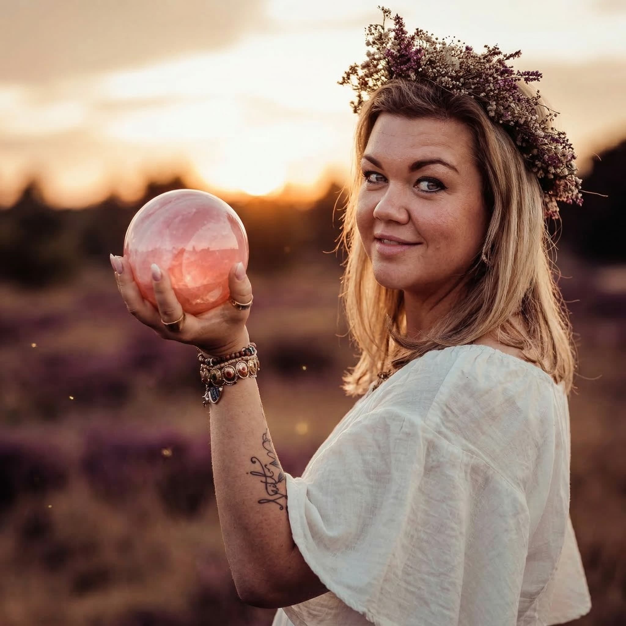 Fanny met rozenkwarts bol in lavendelveld